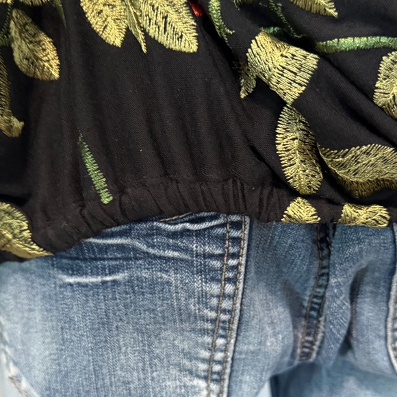 AKEMI + KIN Women’s V-Neck Embroidered Floral Oversized Top (Size XS/S) - Picture 10 of 15